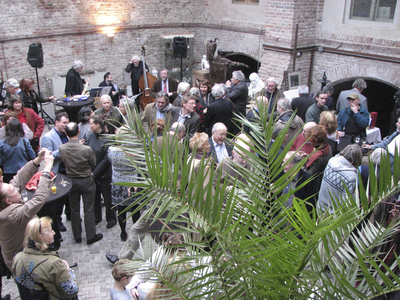 902981 Afbeelding van bezoekers aan de receptie ter gelegenheid van de 80e verjaardag van prof. Gerrit Jansen, in het ...